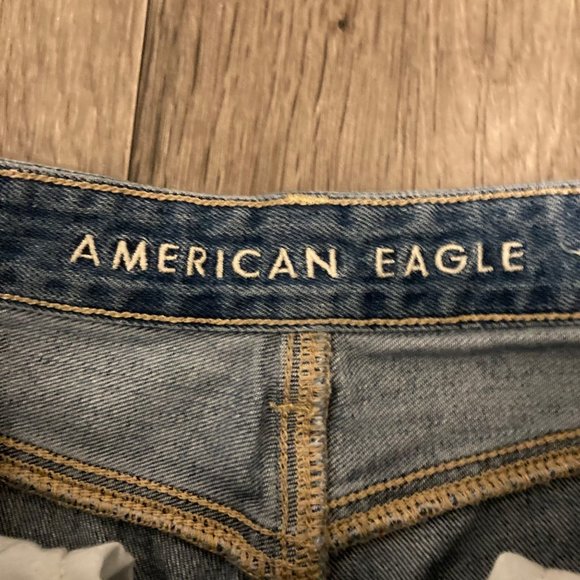 American Eagle Mom Jean Size 2 Reg Med Wash Distressed Style Frayed Hem - Picture 3 of 8
